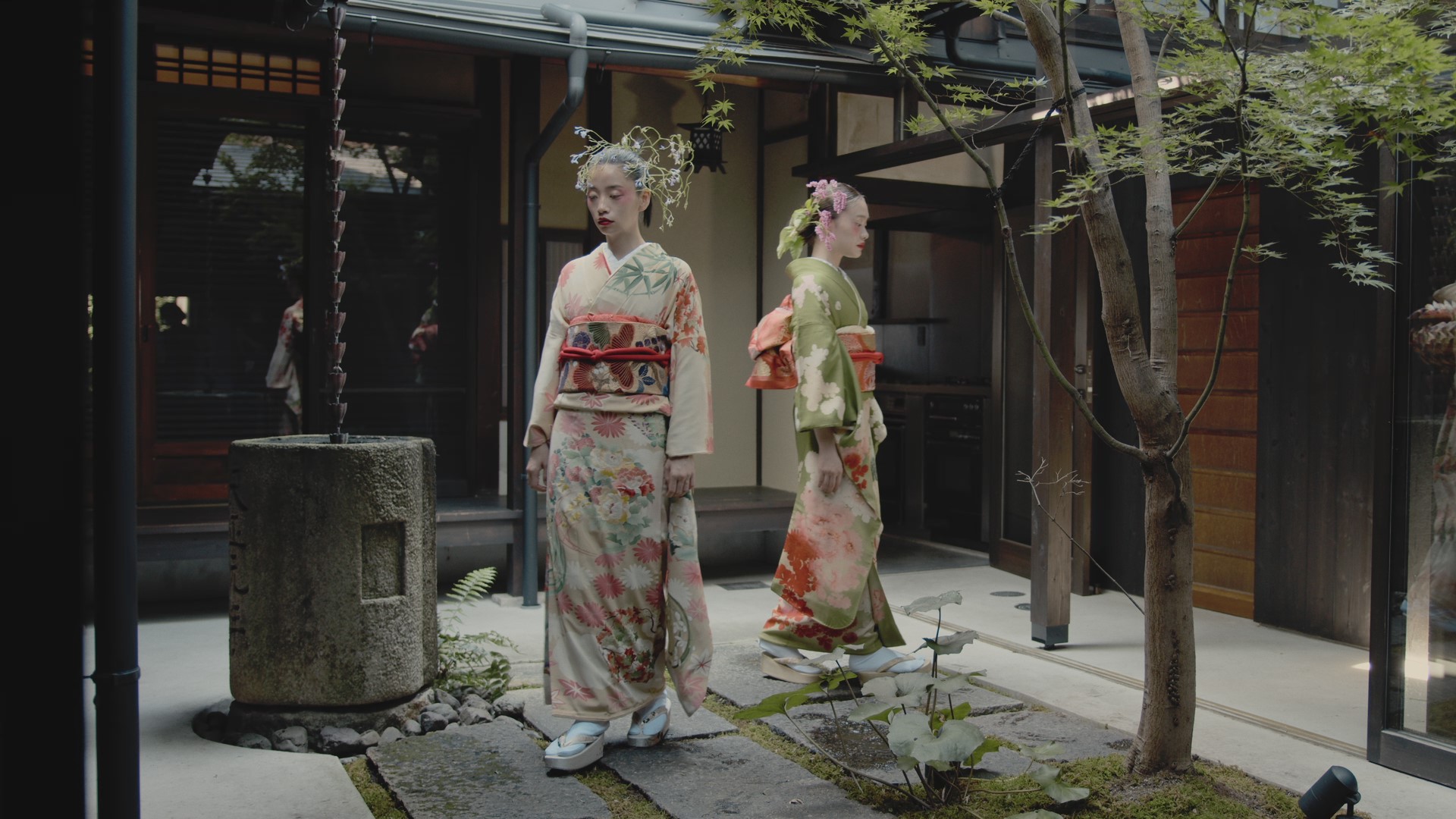 美品 振袖 銀通し 黒 オフホワイト 薔薇 百合 トールサイズ 身丈 美品 振袖 銀通し 黒 オフホワイト 薔薇 百合 トールサイズ 身丈