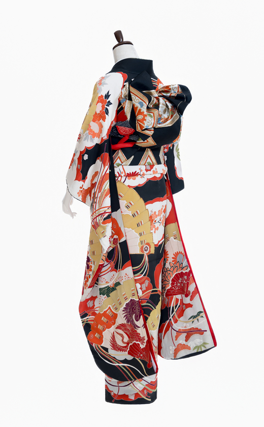 扇面に雲取り吉祥文様（後ろ向き）